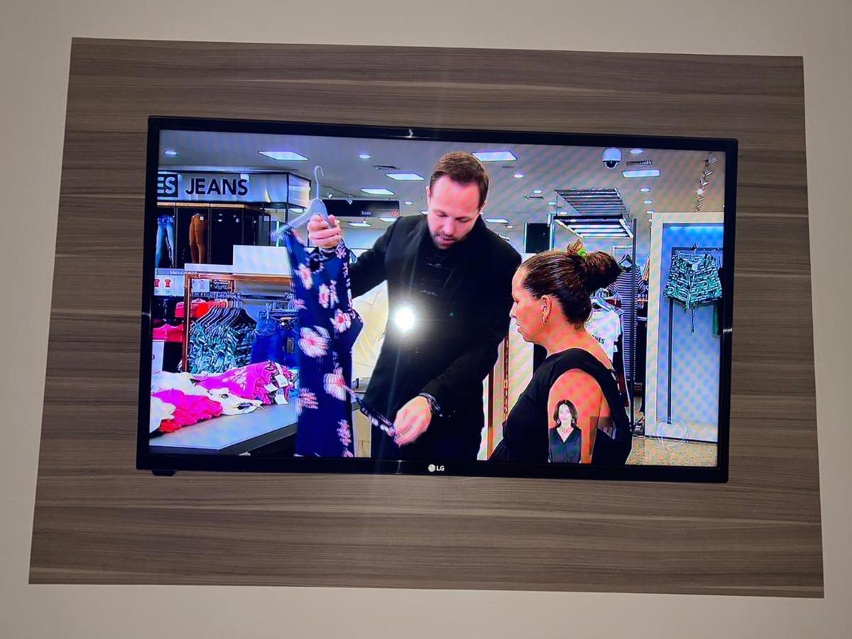 Hotel Quintino - Metro Se -Localizado No Coracao De Sao Paulo Proximo Ao Bras E 25 De Marco Com Estacionamento No Local Gratis ภายนอก รูปภาพ A television screen showing a scene from the film