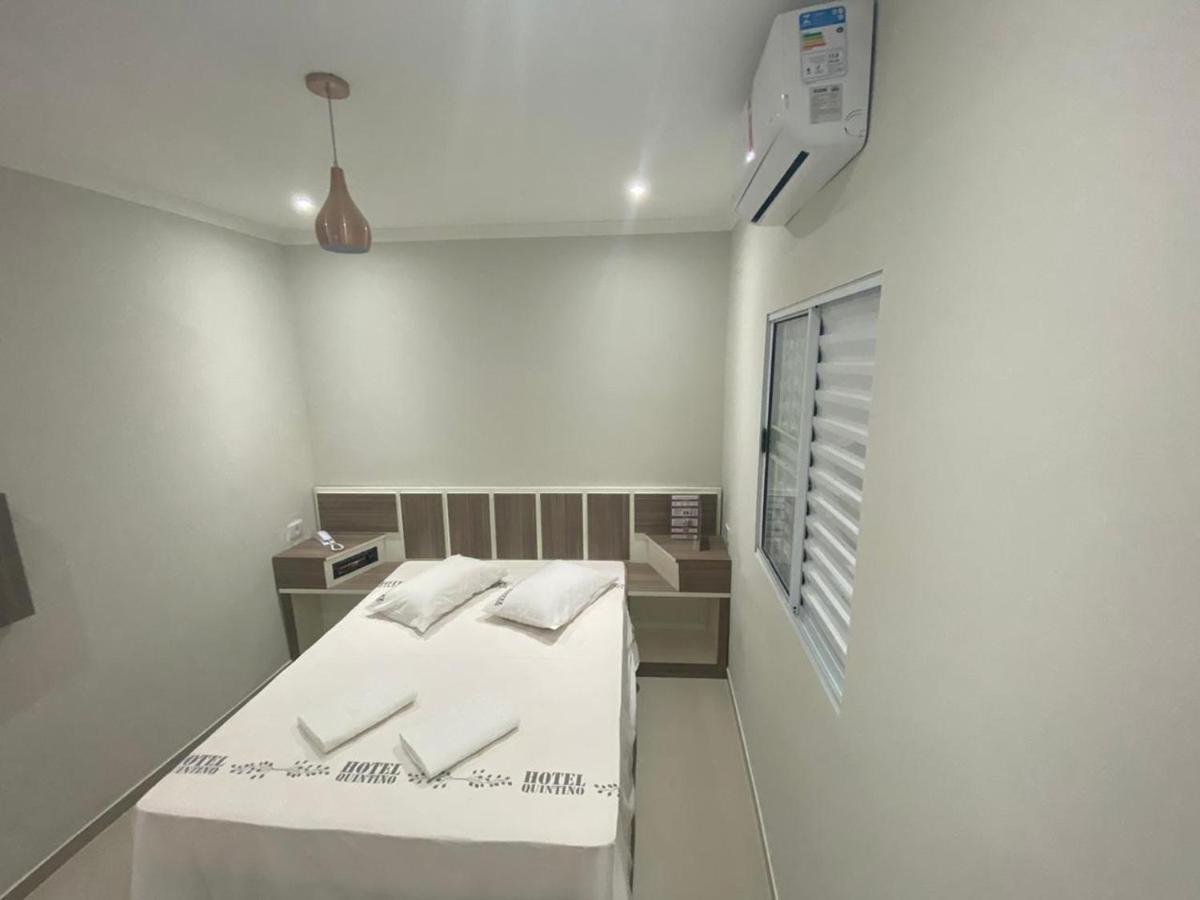 Hotel Quintino - Metro Se -Localizado No Coracao De Sao Paulo Proximo Ao Bras E 25 De Marco Com Estacionamento No Local Gratis ภายนอก รูปภาพ A bedroom in a micro apartment